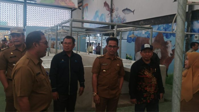 Wali Kota Balikpapan H Rahmad Mas'ud saat meninjau pasar klandasan Blok A dan B usai dilakukan renovasi, pada hari Senin (4/3/2024). Foto: BorneoFlash/Niken Sulastri