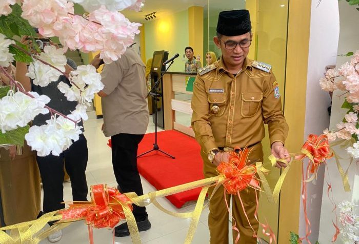 Wali Kota Balikpapan H Rahmad Mas'ud saat meresmikan Puskesmas Karang Rejo Kelurahan Karang Rejo Kecamatan Balikpapan Tengah, pada hari Selasa (19/3/2024). Foto: BorneoFlash/Niken Sulastri