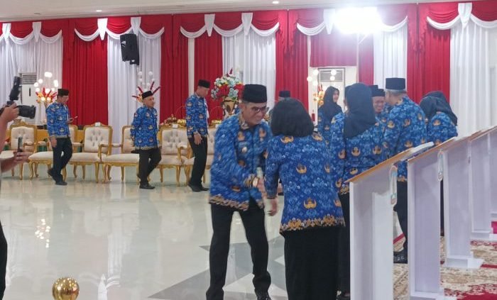 Wali Kota Balikpapan H. Rahmad Mas'ud Berikan Ucapan Selamat Kepada pimpinan tinggi pratama yang Dilantik, di Aula Balai Kota Balikpapan, pada hari Senin (18/3/2024). Foto: BorneoFlash/Niken Sulastri