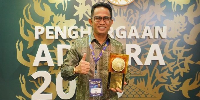 Wali Kota Balikpapan H. Rahmad Mas'ud saat menerima Piala Adipura Kencana. Foto: BorneoFlash.com/Ist