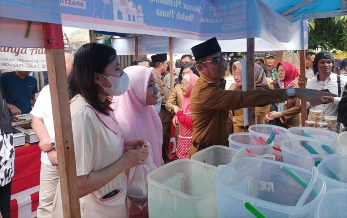 Wali Kota Balikpapan saat sidak di pasar ramadan Balikpapan Permai pada hari Selasa (19/3/2024). Foto: BorneoFlash/Niken Sulastri