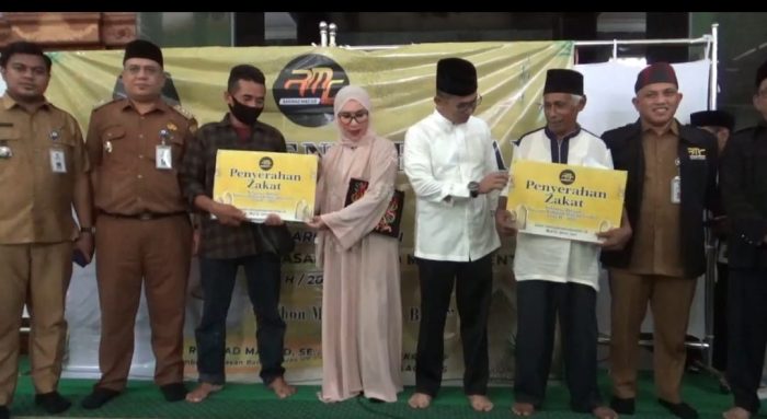 Wali Kota Balikpapan selaku pembina Yayasan RMC H. Rahmad Mas’ud, S.E.,M.E.,  didampingi Istri Hj Nurlena Rahmad Mas’ud, S.H., membagikan zakat mal nya kepada warga, di Masjid Al Falah Sepinggan, Kelurahan Sepinggan, Balikpapan Selatan, Senin (25/3/2024). Foto: BorneoFlash/Niken Sulastri