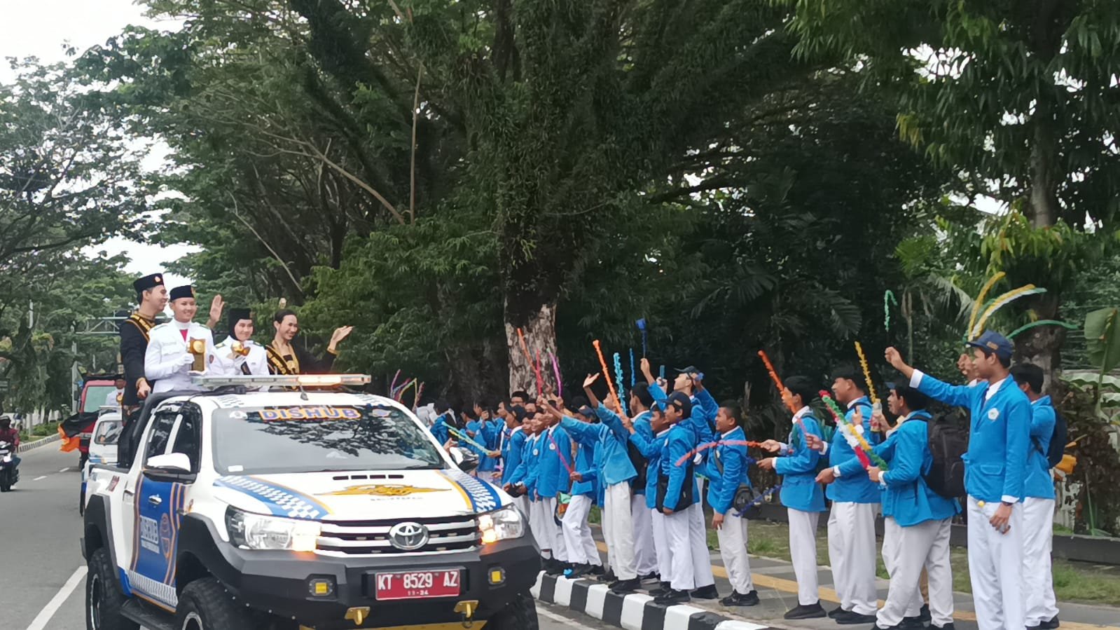 Para paskibraka membawa Piala Adipura Kencana menggunakan mobil dari Dinas Perhubungan