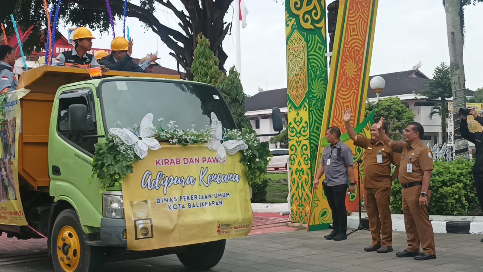 Antusiasme Penghargaan Adipura kencana Kota Balikpapan dengan Kirab Mobil oleh Dinas Pekerjaan Umum Kota Balikpapan