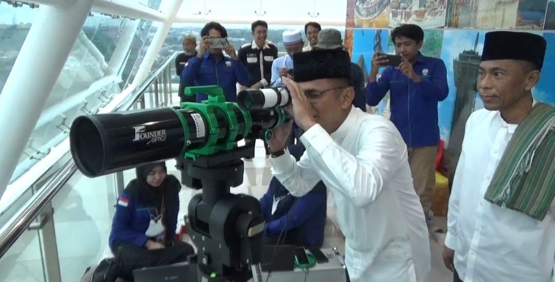 Wali Kota Balikpapan H. Rahmad Mas'ud saat memantau Rukyatul Hilal Penentuan 1 Ramadhan 1445 Hijriah di Menara Masjid Madinatul Iman Balikpapan Islamic Center (BIC) telah dilakukan pada hari Minggu, 10 Maret 2024.
