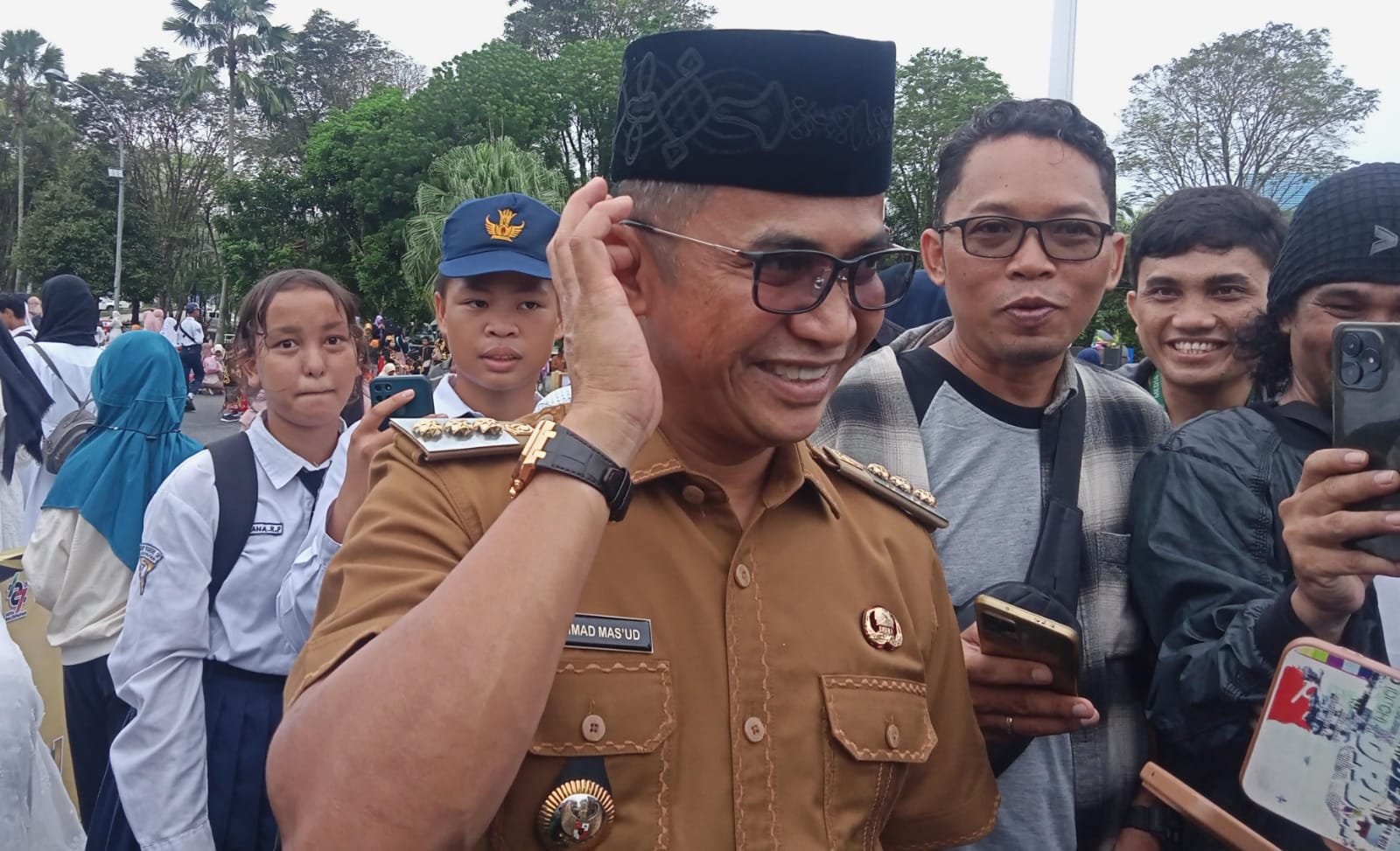 Turut Serta dalam Pawai Ta'aruf Sambut puasa ramadhan 1445 Hijriah. Wali Kota Balikpapan H. Rahmad Mas'ud mengatakan bersyukur masih bisa dipertemukan bulan ramadhan 1445 Hijriah. Foto: Niken Sulastri/BorneoFlash.com Turut Serta dalam Pawai Ta'aruf Sambut puasa ramadhan 1445 Hijriah. Wali Kota Balikpapan H. Rahmad Mas'ud mengatakan bersyukur masih bisa dipertemukan bulan ramadhan 1445 Hijriah. Foto: Niken Sulastri/BorneoFlash.com