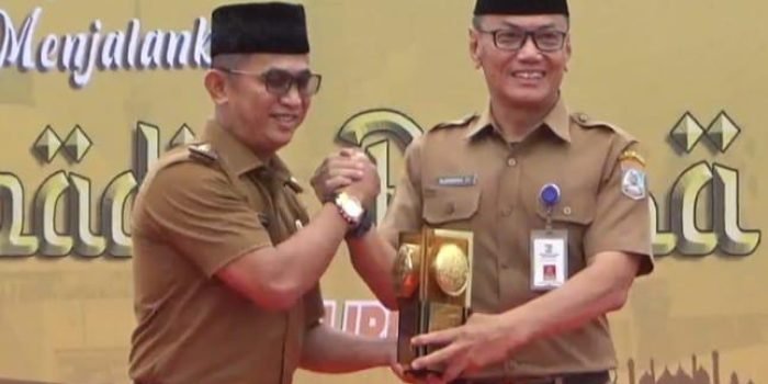 Wali Kota Balikpapan H. Rahmad Mas'ud saat menerima ketiga piala, di Halaman BSCC DOME pada hari Minggu, 10 Maret 2024.
