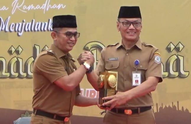 Wali Kota Balikpapan H. Rahmad Mas'ud saat menerima ketiga piala, di Halaman BSCC DOME pada hari Minggu, 10 Maret 2024.