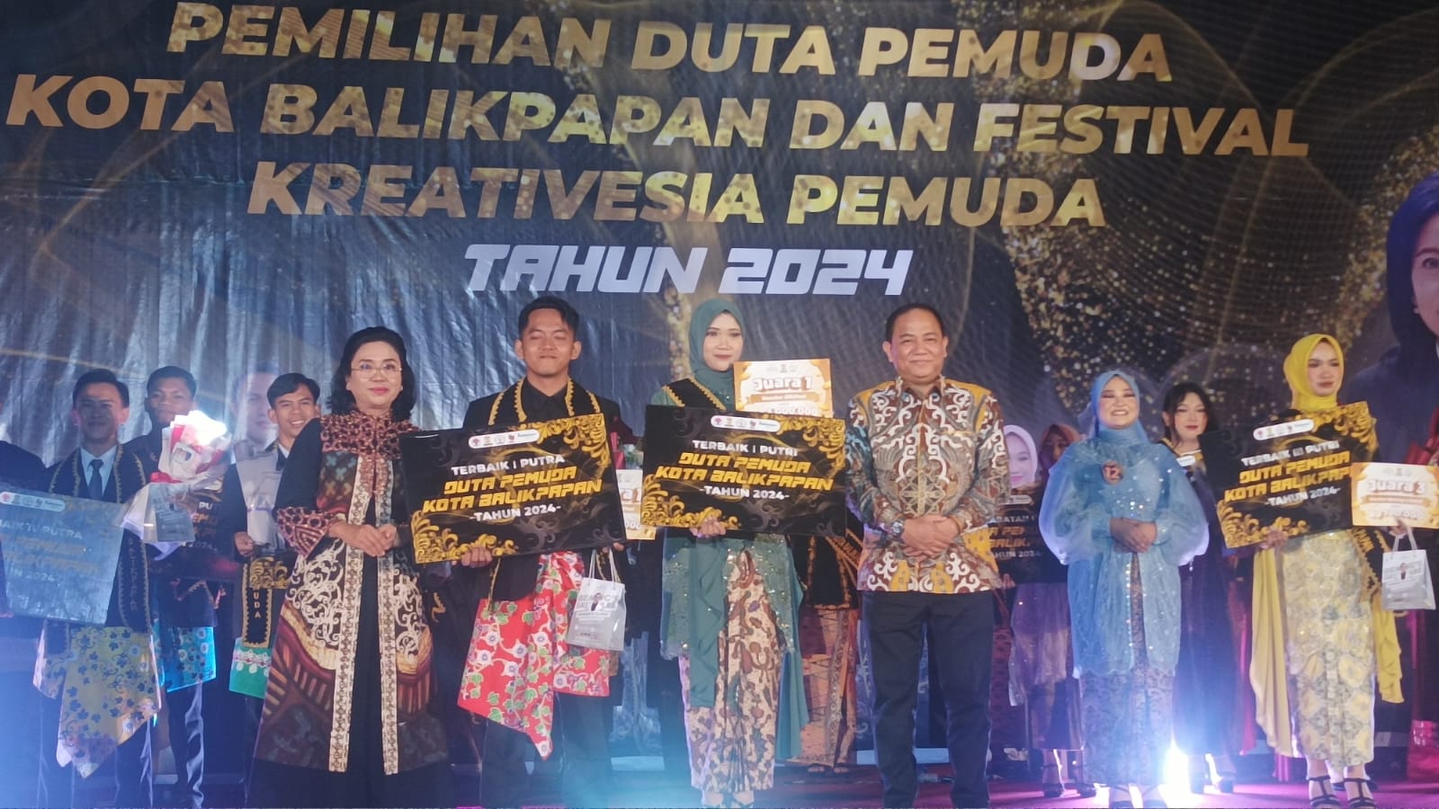 Duta Pemuda Kota Balikpapan Tahun 2024, yakni Luqman Asy'ari dan Nadia Ayu Maharani Komang. Foto: Niken Sulastri/BorneoFlash.com