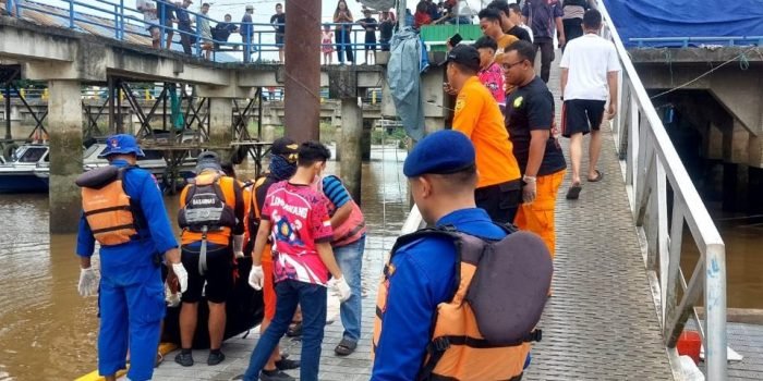 Penemuan mayat yang hanyut di Dermaga Mahakam Ulu Sungai Kunjang, Samarinda, Minggu (10/03/2024). Foto: Humas Polda Kaltim
