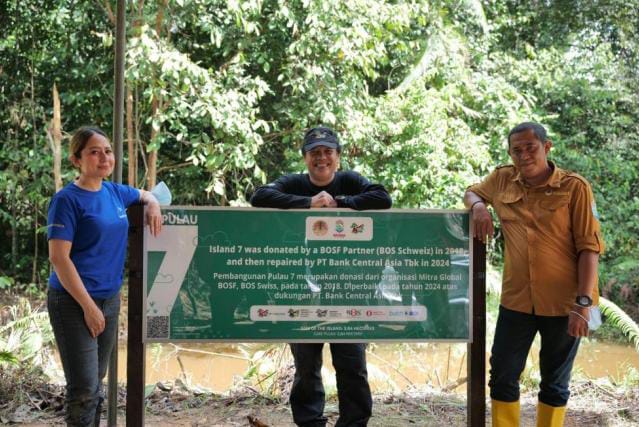 (Ki:KA) Communication dan Social Responsibility BCA Hera F. Haryn bersama CEO Borneo Orangutan Survival Foundation (BOSF) Jamartin Sihite dan Kepala Resort Konservasi Wilayah IKN BKSDA Kalimantan Timur Suryan Darmawan, saat melakukan perbaikan empat pulau buatan yang telah selesai diperbaiki, di Area Konservasi Orangutan di Samboja, Kalimantan Timur pada Selasa (27/2/2024).