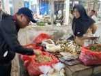 Pj Bupati Penajam Paser Utara (PPU) Makmur Marbun saat meninjau pasar Petung untuk mengecek harga bahan pokok.