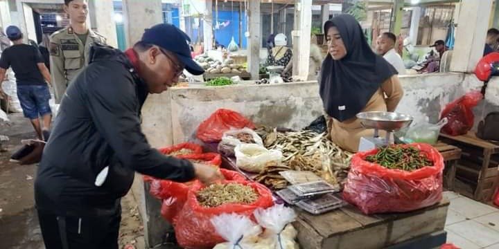 Pj Bupati Penajam Paser Utara (PPU) Makmur Marbun saat meninjau pasar Petung untuk mengecek harga bahan pokok.
