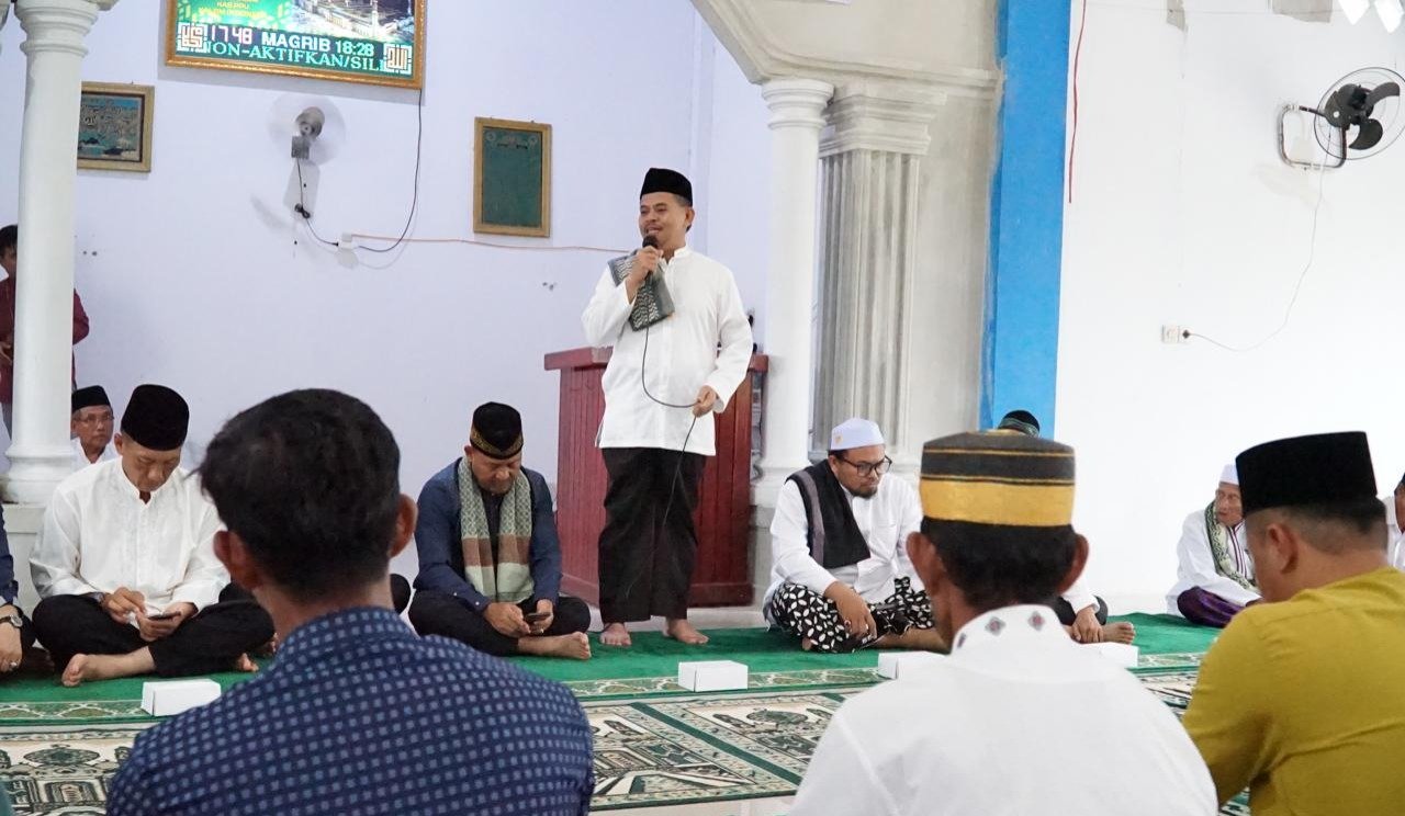 Dalam Safari Ramadan ini, Tohar juga menyerahkan secara simbolis pendistribusian santunan (ZIS) kepada mustahik di wilayah itu. Foto: HO/Diskominfo PPU