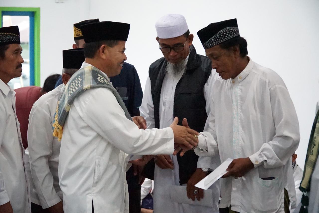 Dalam Safari Ramadan ini, Tohar juga menyerahkan secara simbolis pendistribusian santunan (ZIS) kepada mustahik di wilayah itu. Foto: HO/Diskominfo PPU