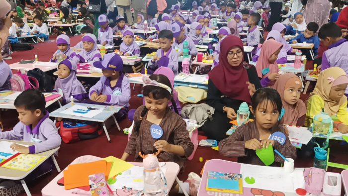 Anak-anak TK di Kecamatan Balikpapan Kota, Balikpapan Utara dan Balikpapan Timur mengikuti kegiatan panggung gembira yang berlangsung di Balikpapan Sport Convention Center (BSCC)/DOME, pada hari Senin (29/4/2024). Foto: BorneoFlash/Niken Sulastri