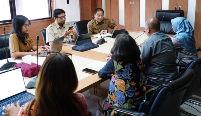 Audiensi Asisten II Bidang Perekonomian, Pembangunan dan Kesejahteraan Rakyat, Sekretariat Daerah Kota Balikpapan, Muhammad Andi Yusri dengan SIGAB, di Ruang Rapat II Balai Kota Balikpapan, pada hari Selasa (23/4/2024). Foto: BorneoFlash/Niken Sulastri