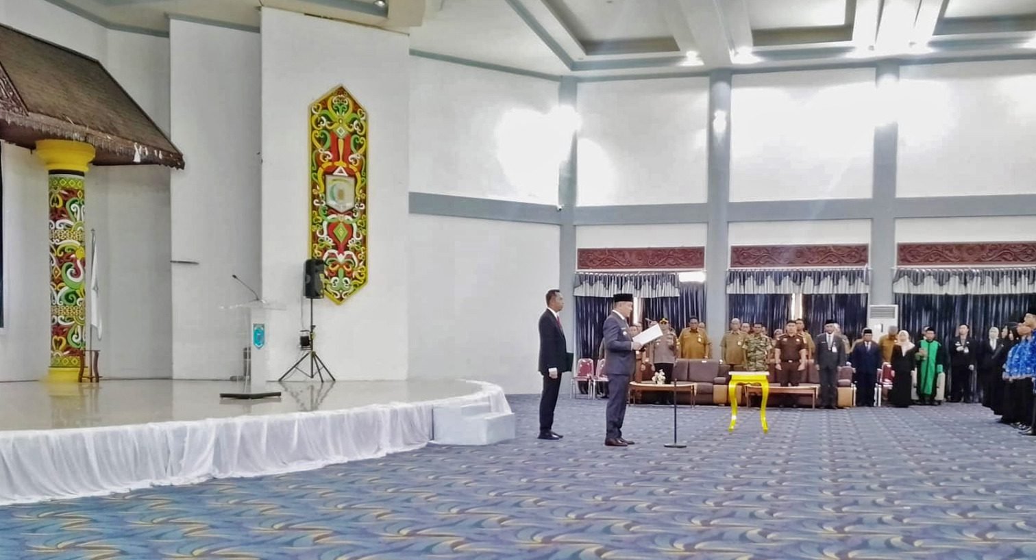 Bupati Paser, Fahmi Fadli memimpin sesi Pengambilan Sumpah Janji dan Jabatan saat acara Penyerahan SK Pengangkatan Pegawai Pemerintah dengan Perjanjian Kerja (P3K) Formasi Tahun 2023, di Gedung Awa Mangkuruku, Tanah Grogot, Kabupaten Paser, Selasa (2/4/2024). Foto: HO/Media Center Paser