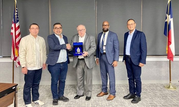 Deputi Bidang Transformasi Hijau dan Digital Otorita IKN, Prof Mohammed Ali Berawi dengan North Central Texas Council of Governments (NCTCOG) dan North Texas Tollway Authority (NTTA), dalam rangkaian kegiatan misi perdagangan yang disponsori United States Trade and Development Agency (USTDA), di New York, (26/04/2024) waktu setempat. Foto: HO/Humas OIKN