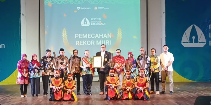 Dinas Pendidikan dan Kebudayaan (Disdikbud) Kota Balikpapan Pecahkan Rekor MURI atas hasil karya sekolah buku antologi terbanyak di Indonesia, penghargaan diserahkan di Gedung Kesenian Balikpapan, pada hari Kamis (18/4/2024). Foto: BorneoFlash/Niken Sulastri