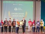 Direktur Marketing MURI, Awan Rahargo menyerahkan penghargaan MURI kepada Staf Ahli Bidang Sosial, Kesejahteraan dan Pengembangan SDM Setda Kota Balikpapan, Adamin Siregar, mewakili Wali Kota Balikpapan H Rahmad Mas'ud, pada Puncak Festival Literasi Balikpapan Tahun 2023, di Gedung Kesenian Balikpapan, pada hari Kamis (18/4/2024). Foto: BorneoFlash/Niken Sulastri