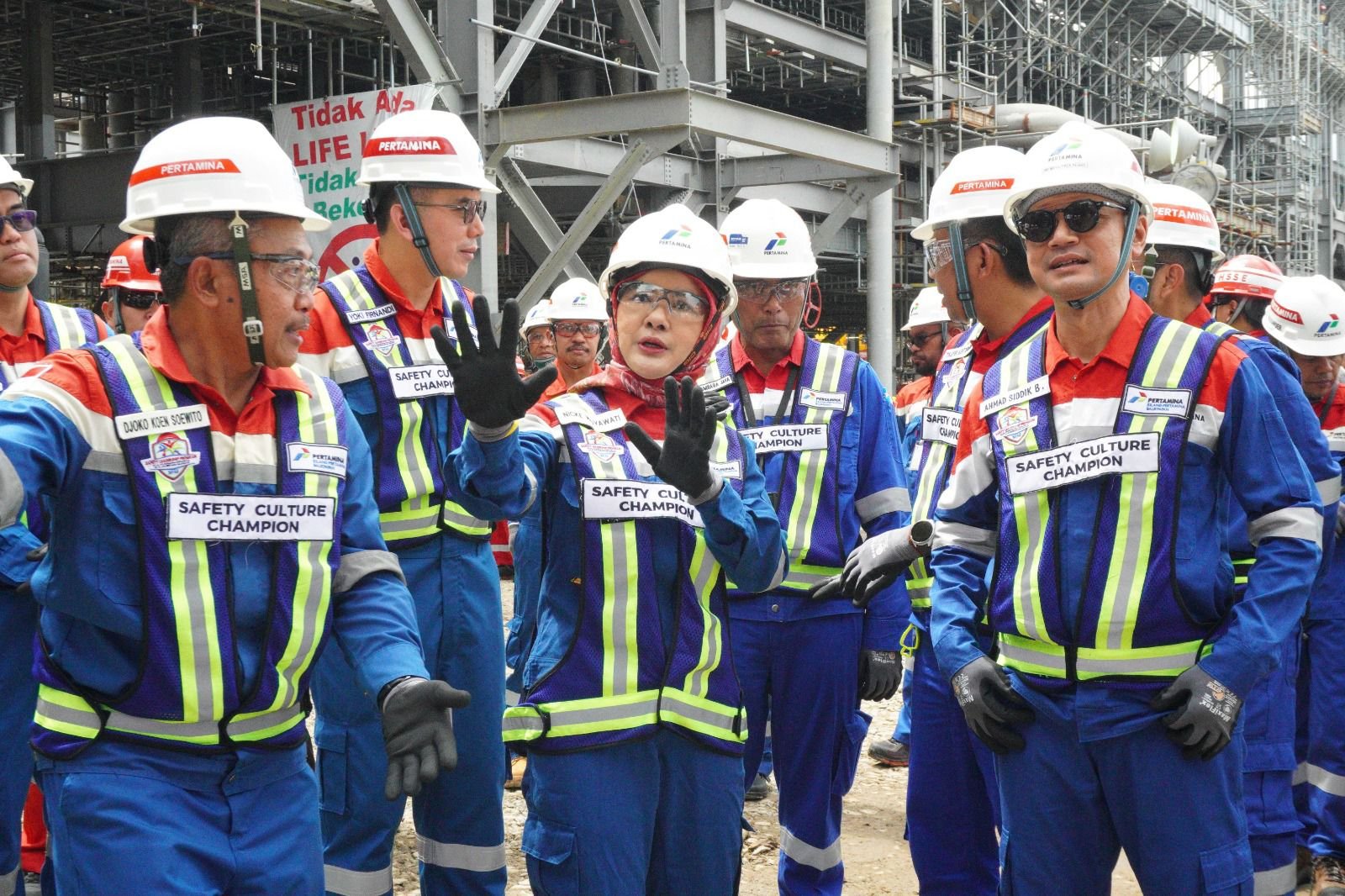 Tinjau TA Revamp di Kilang Pertamina Unit Balikpapan, Nicke Widyawati Bangga Pada Inovasi Green Refinery Perwira Muda