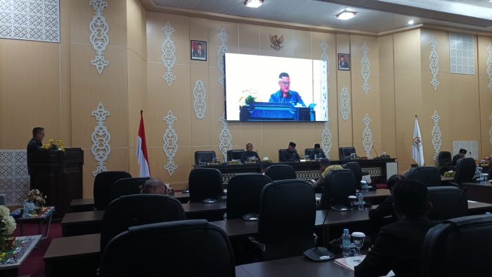 Fraksi PDIP saat menyampaikan pemandangan umum pada rapat paripurna DPRD Balikpapan, berlangsung di Ruang Rapat Paripurna DPRD Balikpapan, pada hari Rabu (24/4/2024). Foto: BorneoFlash/Niken Sulastri