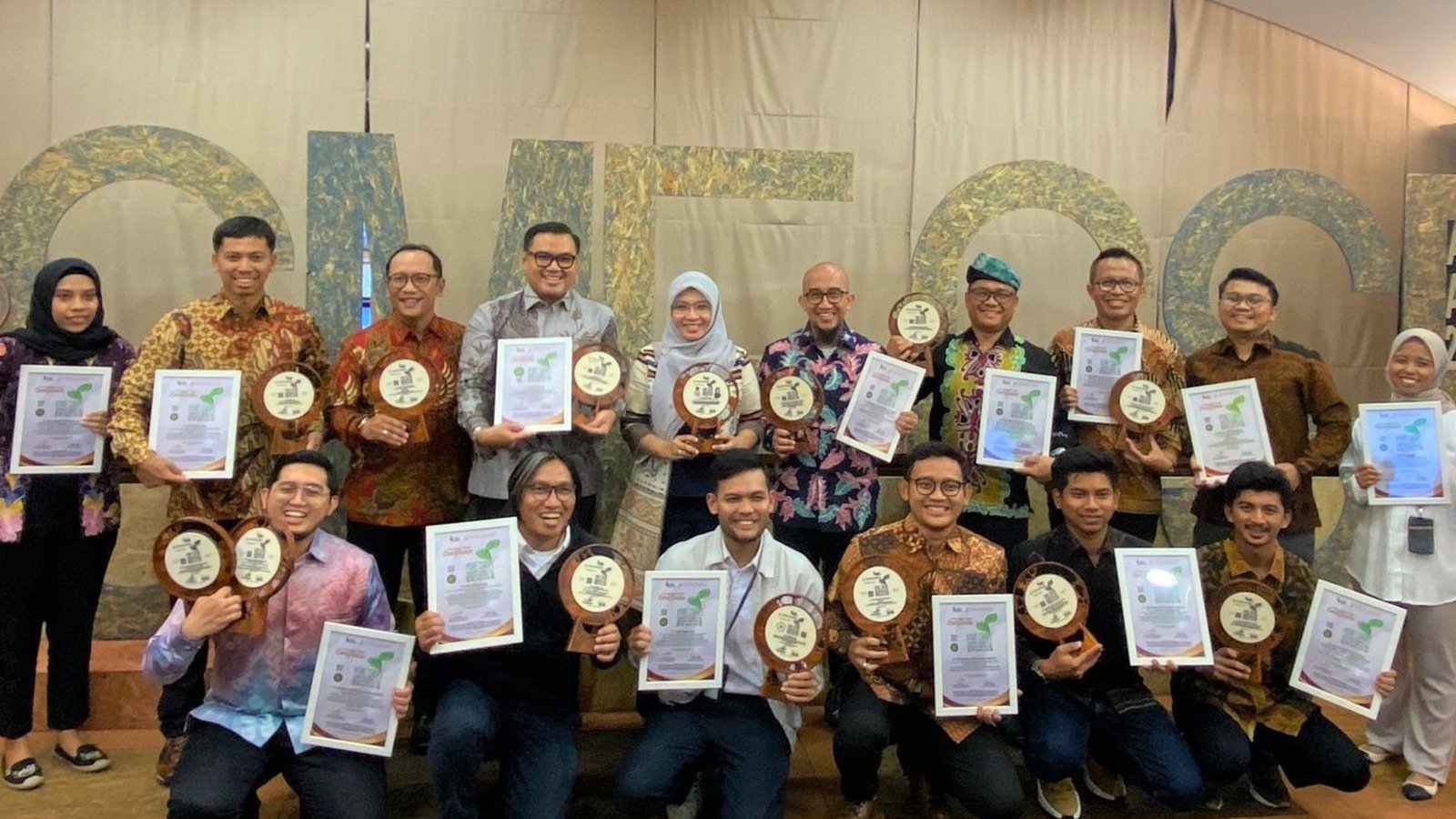 Grup PHI menangkan tiga penghargaan Internasional The Small-Medium Enterprise Corporate Social Responsibility Award (The SME CSR Awards/ UKM TJSL) Asia 2024. Penghargaan ini diserahkan dalam sebuah acara di Jakarta, Senin (1/4/2024). Foto: HO/PHI