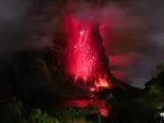 Gunung Ruang di Sulawesi Utara saat erupsi pada hari Rabu, 17 April 2024 lalu pada pukul 20:15. Foto: BorneoFlash/Ist