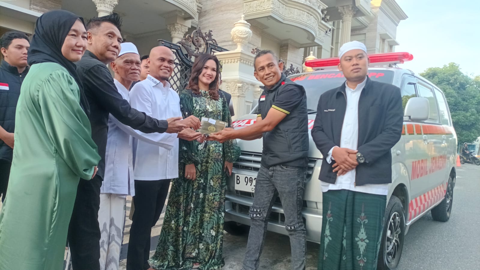 H. Sani didampingi istri, orang tua serta kerabat menyerahkan mobil jenazah kepada info bencana Kota Balikpapan, di kediamannya yang berada di Kawasan Balikpapan Baru, Kecamatan Balikpapan Selatan, pada hari Jumat (5/4/2024). Foto: BorneoFlash/Niken Sulastri