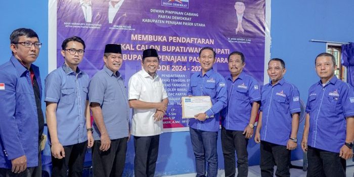 Hamdam Pongrewa (tengah baju putih) secara resmi mengembalikan formulir pendaftaran ke DPC Partai Demokrat PPU, Rabu (24/4/2024) pagi. Foto: BorneoFlash/Irwan Ard