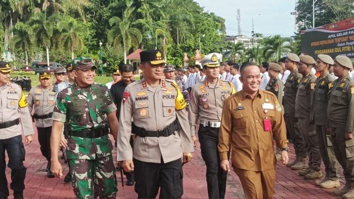 Kapolda Kaltim, Irjen Pol. Nanang Avianto Mengecek Pasukan Apel Gelar Pasukan Operasi Kepolisian Terpusat "Ketupat Mahakam" 2024, dalam rangka pengamanan Idul Fitri 1445 Hijriah, di Lapangan Mako Polda Kaltim, pada hari Rabu (3/4/2024). Foto: HO/Humas Polda Kaltim