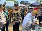 Kapolres Mahulu AKBP Anthony Rybok turut hadir dalam acara peresmian Gereja Katolik St. Antonius di Mamahak Besar, pada Minggu (28/4/2024). Foto: HO/Humas Polda Kaltim