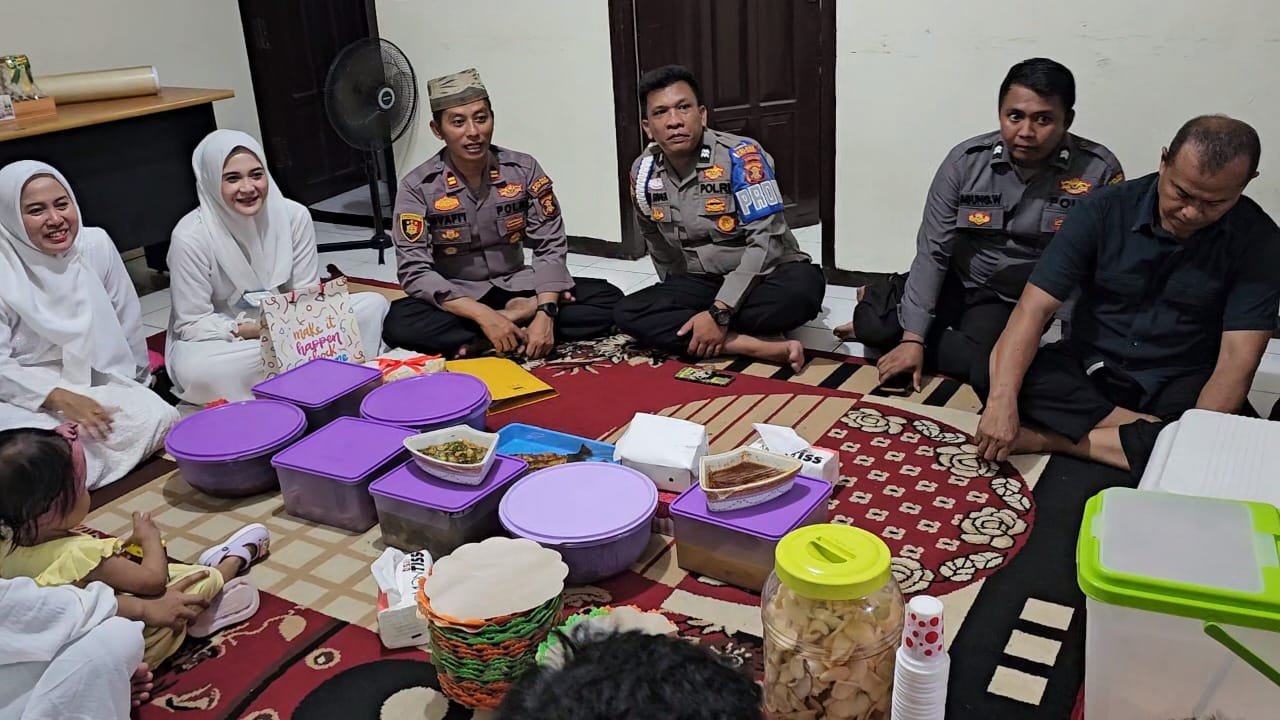 Kebersamaan Kapolsek Siluq Ngurai Gelar Buka Bersama dengan Personel dan Keluarganya