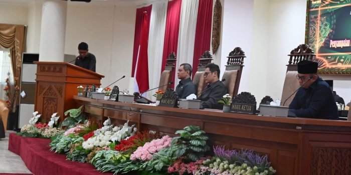 Ketua DPRD Kabupaten Paser Hendra Wahyudi saat memimpin Rapat Paripurna yang juga dihadiri Wakil Ketua DPRD Paser Fadly Imawan dan Bupati Paser Fahmi Fadli, pada Senin (22/4/2024). Foto: BorneoFlash/Ist