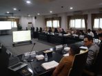 Ketua DPRD Kabupaten Paser, Hendra Wahyudi saat memimpin rapat bersama dengan sejumlah OPD terkait tindak lanjut Laporan Hasil Pemeriksaan (LHP) Badan Pemeriksa Keuangan (BPK) RI. Foto: BorneoFlash/Ist