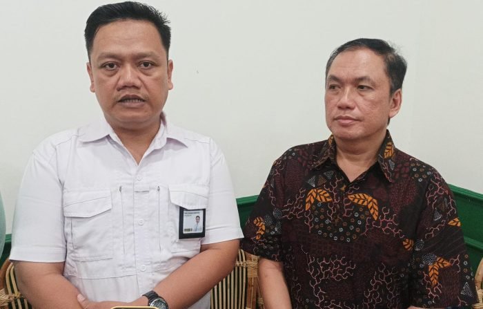 Ketua KPPU RI, Dr. Ir. M. Fanshurullah Asa, S.T., M.T., IPU, didampingi Kepala Kanwil V KPPU Kalimantan, F.Y. Andriyanto. Foto: BorneoFlash/Niken Sulastri