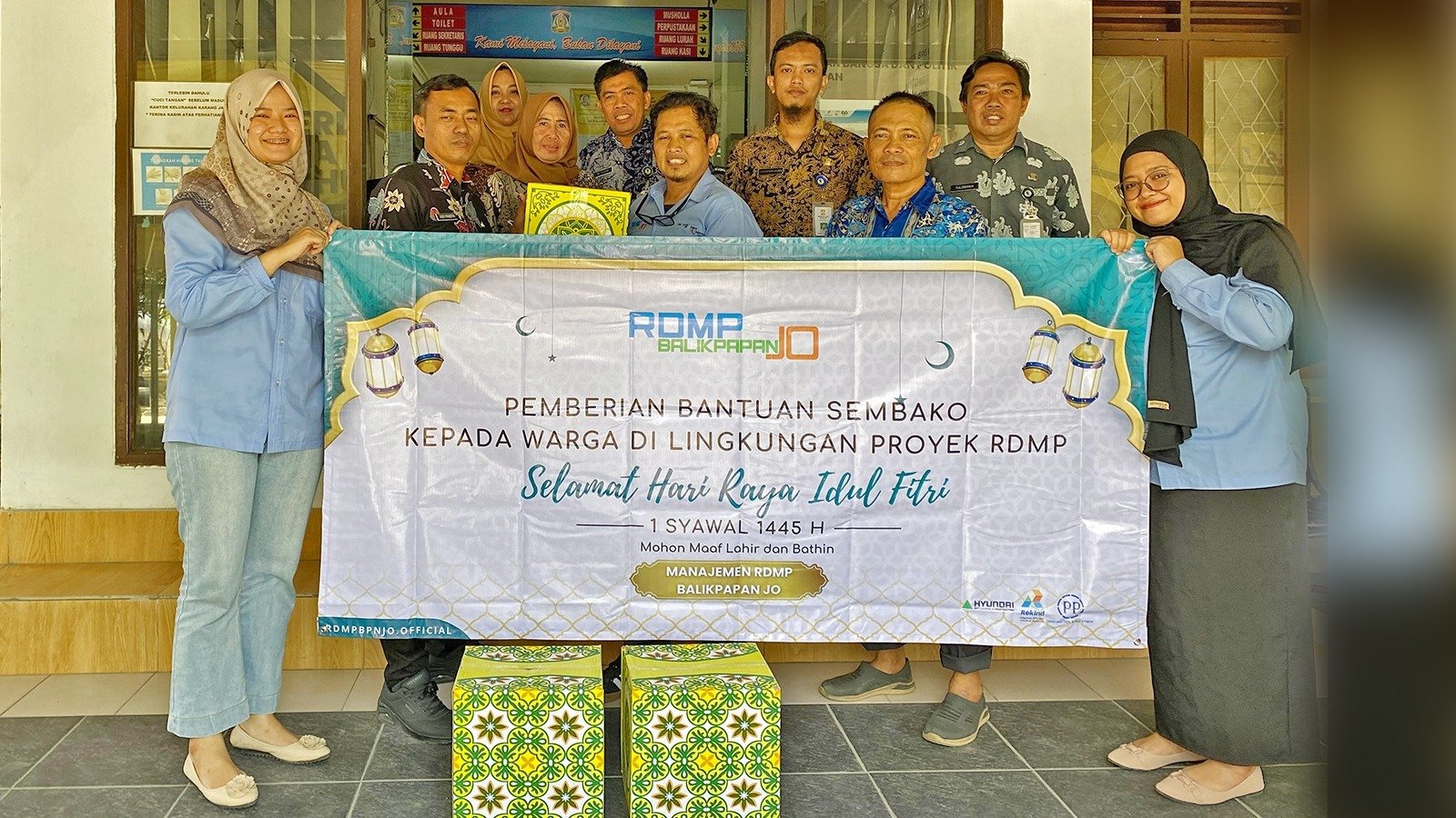 Manajemen RDMP Balikpapan JO menyerahkan donasi sembako ke Kantor Kelurahan Karang Jati, Jumat (5/4/2024). Foto: HO/RDMP Balikpapan JO