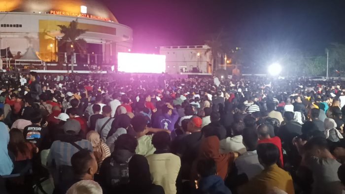Nobar pertandingan Semifinal AFC U-23 Tahun 2024 Timnas Indonesia Vs Uzbekistan berlangsung di Halaman Balikpapan Sport Convention Center (BSCC)/DOME,  pada hari Senin (29/4/2024) malam. Foto: BorneoFlash/Niken Sulastri