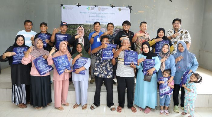 Otorita IKN bersama Kemenkes dan Lembaga Daerah Bagikan kelambu anti malaria di Kantor Desa Bumi Harapan, Kecamatan Sepaku, pada Kamis (25/4/2024). Foto: HO/Humas OIKN