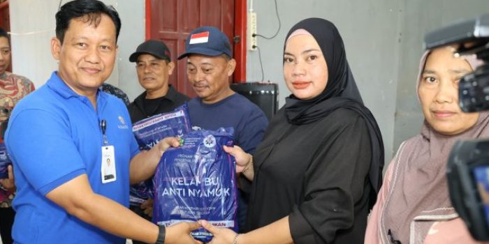 Otorita IKN bersama Kemenkes dan Lembaga Daerah Bagikan kelambu anti malaria di Kantor Desa Bumi Harapan, Kecamatan Sepaku, pada Kamis (25/4/2024). Foto: HO/Humas OIKN