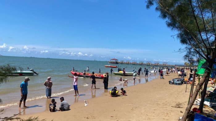 Lonjakan Pengunjung Pantai Manggar Segara Sari Kota Balikpapan. Foto: BorneoFlash/Ist