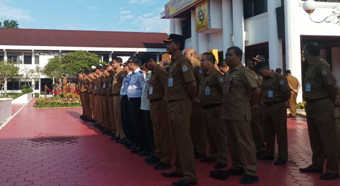 Pegawai dilingkungan Pemerintah Kota Balikpapan saat mengikuti apel gabungan di halaman Balai Kota Balikpapan, pada hari Selasa (16/4/2024). Foto: Borneoflash/Niken Sulastri