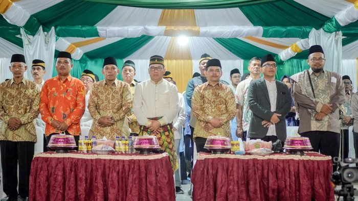 Pembukaan MTQ ke-19 PPU ini turut dihadiri sejumlah unsur Forkopimda, Sekretaris Daerah Tohar, Asisten I Bidang Pemerintahan dan Kesra Nicko Herlambang, Asisten II, Bidang Ekonomi dan Pembangunan, Sodikin, dan sejumlah pejabat terkait lainnya. Foto: Irwan/BorneoFlash.com