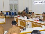 Penjabat (Pj) Bupati PPU Makmur Marbun memimpin Rapat Tim Terpadu Penanggulangan Pengangguran dan Kemiskinan tahun 2024 pada Senin (1/4/2024) pagi di Kantor Bupati PPU. Foto: IST/DiskominfoPPU