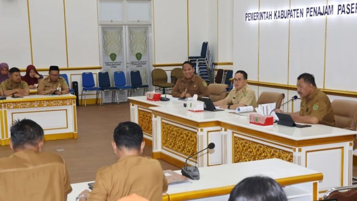 Penjabat (Pj) Bupati PPU Makmur Marbun memimpin Rapat Tim Terpadu Penanggulangan Pengangguran dan Kemiskinan tahun 2024 pada Senin (1/4/2024) pagi di Kantor Bupati PPU. Foto: IST/DiskominfoPPU