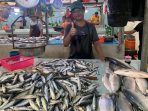 Penjual Ikan di Pasar Klandasan Kota Balikpapan. Foto: BorneoFlash/Niken Sulastri
