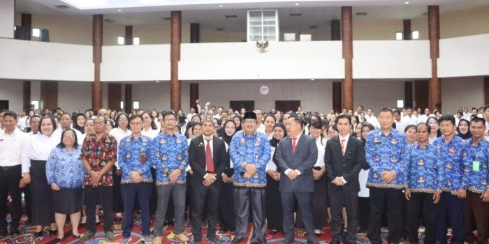 Penyerahan Surat Keputusan kepada Calon PPPK Jabatan Fungsional (JF) Guru tahun 2023 pada satuan pendidikan Kabupaten Kubar tahun 2024 ini dilaksanakan di Gedung Aji Tullur Jejangkat (ATJ), Kamis (25/04/2024) pagi. Foto: BorneoFlash/IST