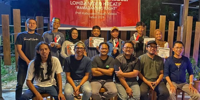 Penyerahan hadiah pemenang Lomba Video Kreatif Ramadan Spotlight PWI Paser bersama PT Kideco Jaya Agung. Foto: BorneoFlash/Ist