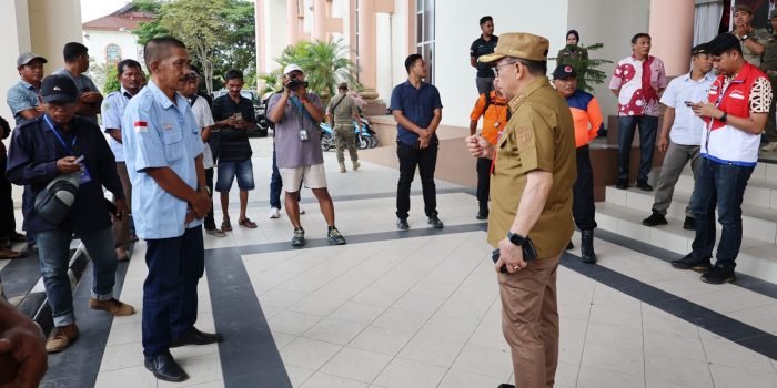 Pj Bupati PPU Makmur Marbun saat melakukan pertemuan dengan Komunitas sopir truk dan Organisasi Angkutan Darat (Organda) di depan kantor Bupati, Senin (15/05/2024). Foto: IST/DiskominfoPPU